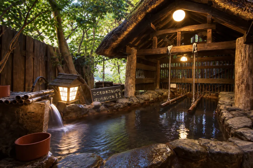 いこい旅館の茅葺屋根の立ち湯