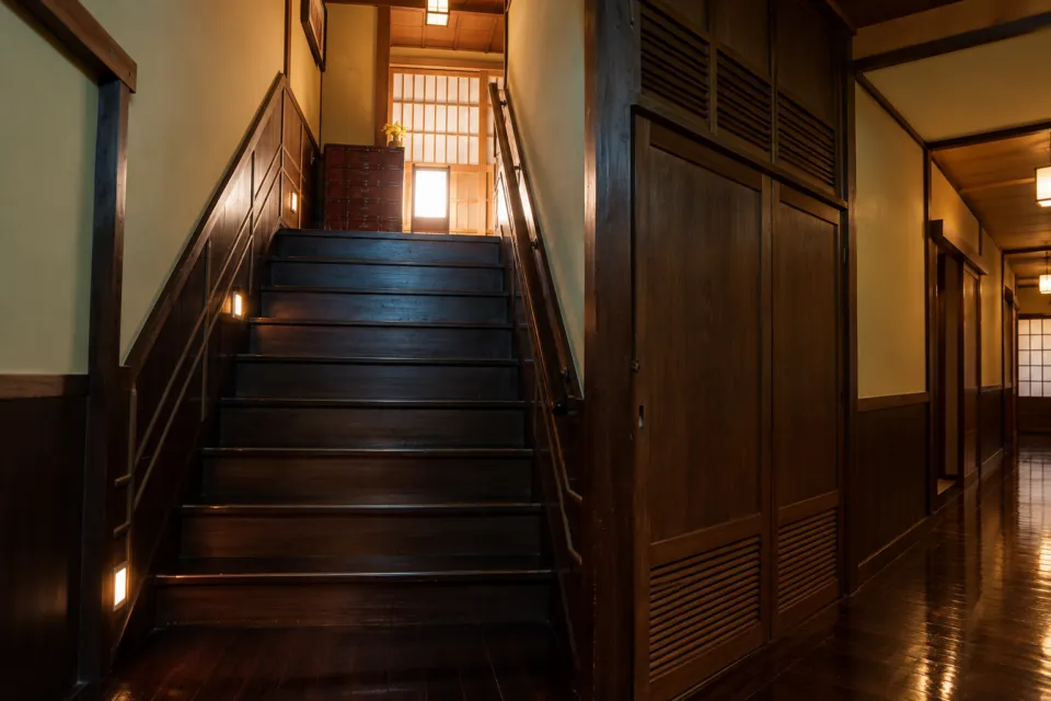 いこい旅館の本館の木造階段
