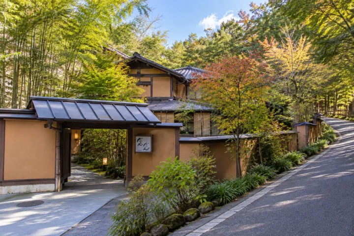 いこい旅館の木々に囲まれた別館の外観