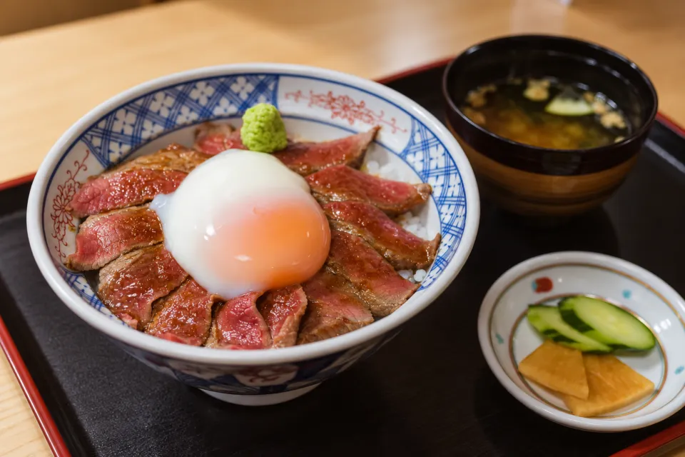 いまきん食堂のあか牛丼とスープ・漬物