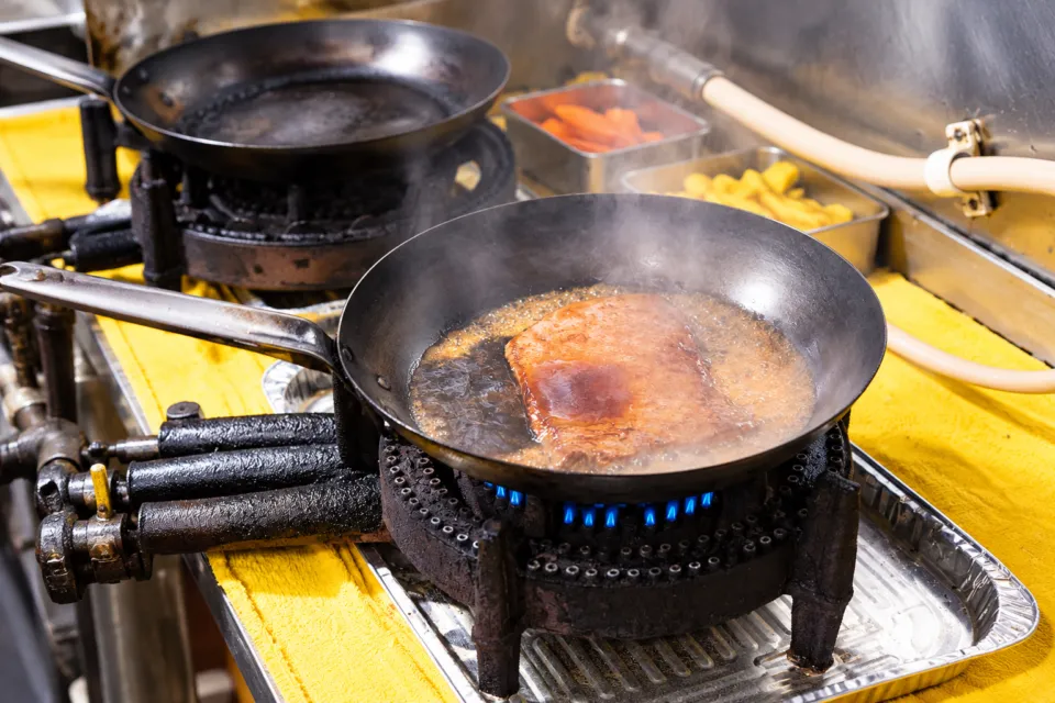 いまきん食堂のフライパンで牛肉を焼く工程