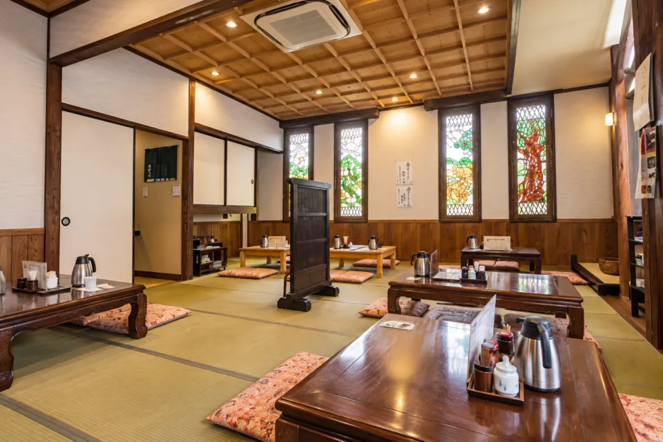 いまきん食堂の座敷とテーブルが並ぶ店内