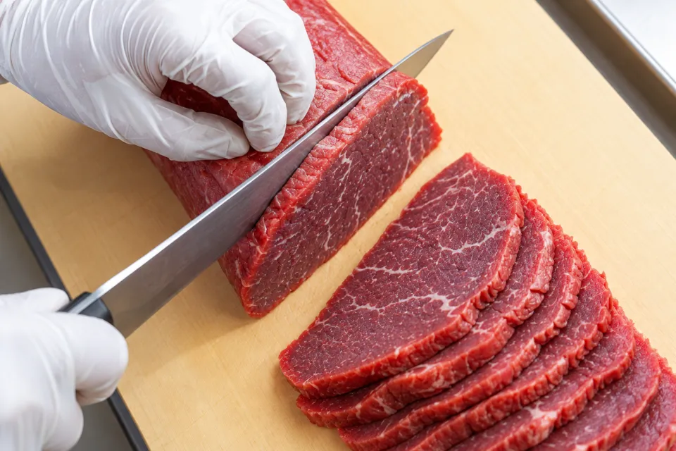いまきん食堂の牛肉を切り分ける仕込み
