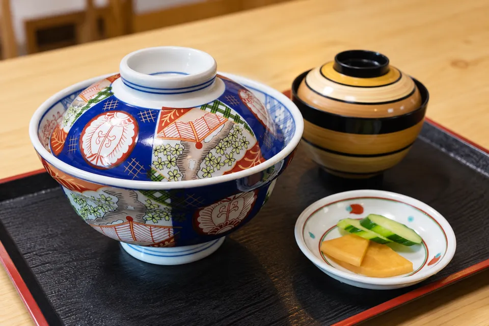 いまきん食堂の蓋付きの丼と汁椀・漬物