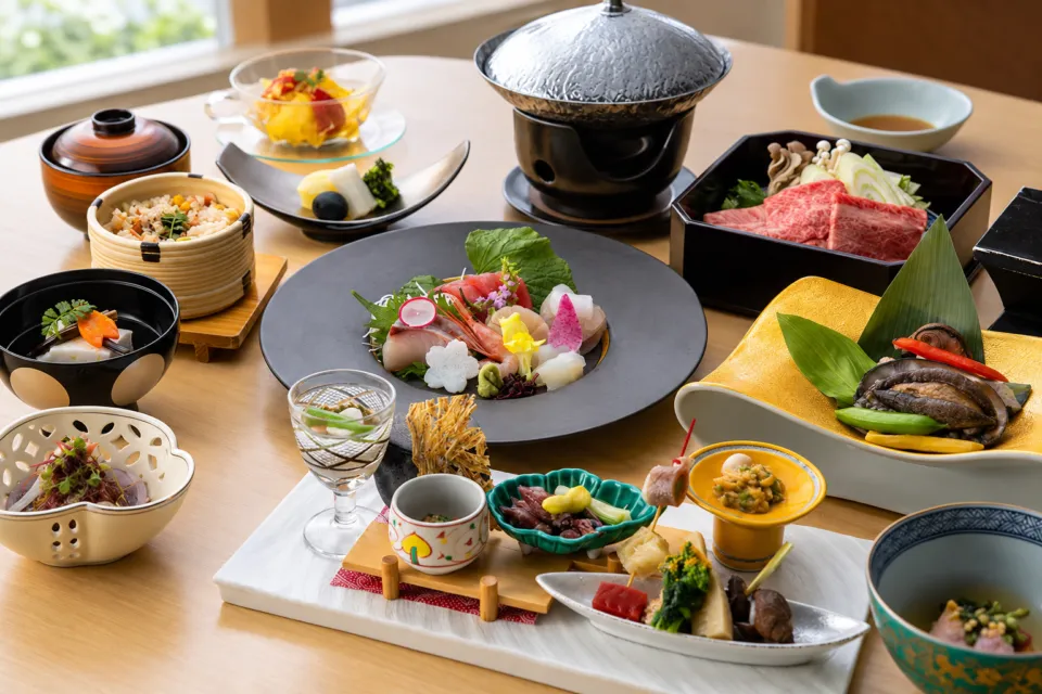 インフィニートホテル & スパ 南紀白浜の刺身や小鉢が並ぶ和食の膳
