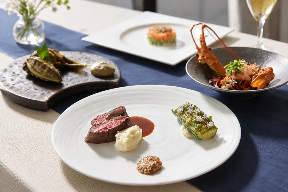 インフィニートホテル & スパ 南紀白浜の洋食料理の盛り付け