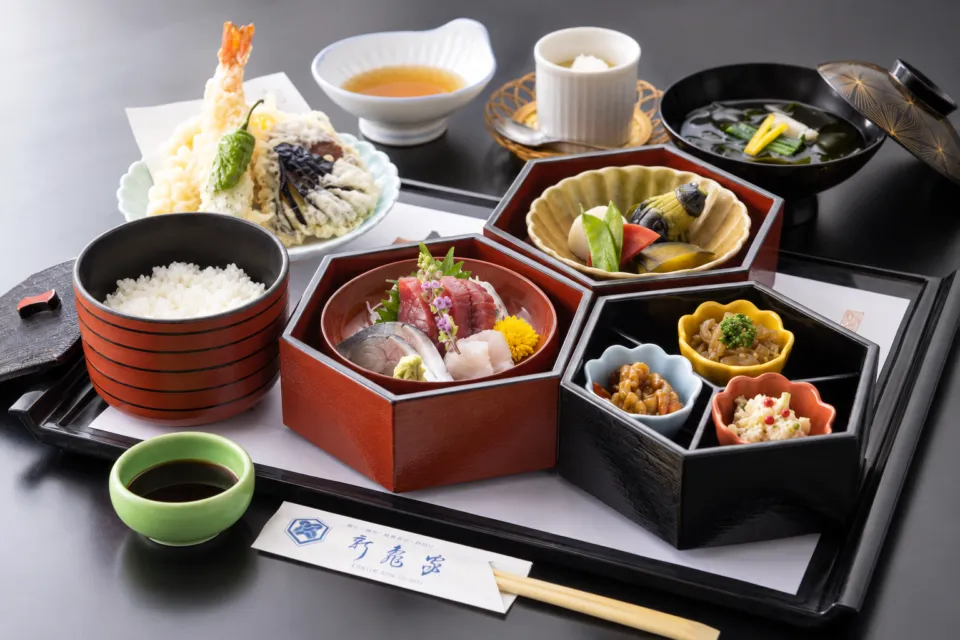 いしどりや懐食 新亀家の亀甲弁当