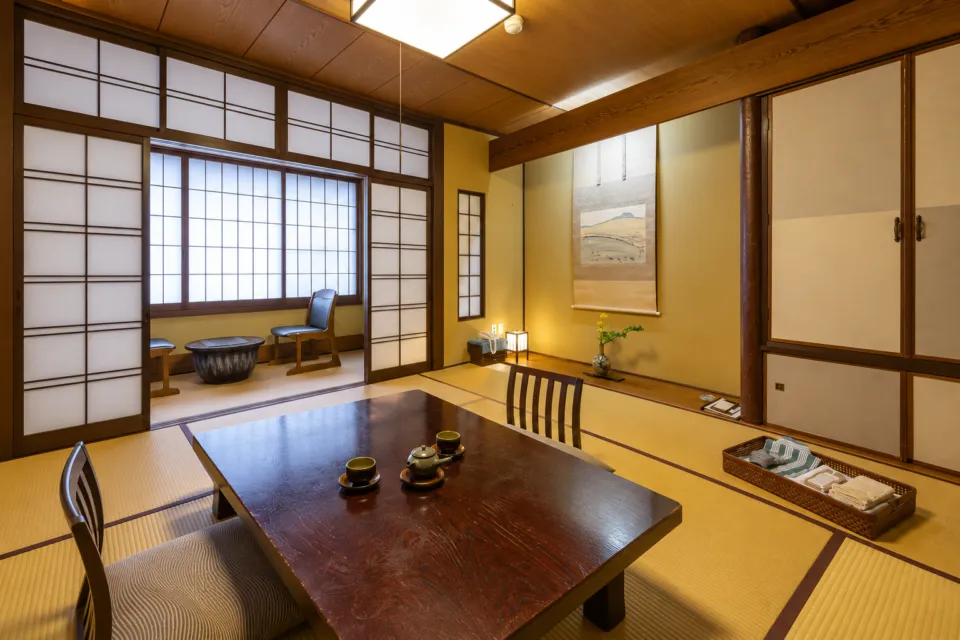 岩井屋の紅梅の広縁付き和室