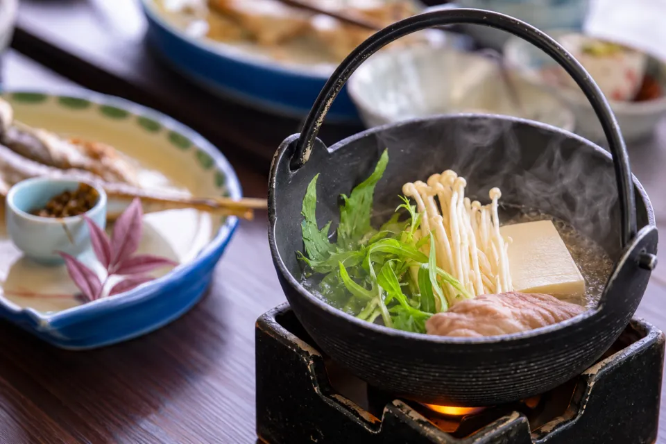 岩井屋の肉と野菜を合わせた鍋料理