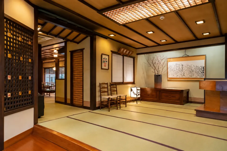 岩井屋の畳敷きのエントランスロビー