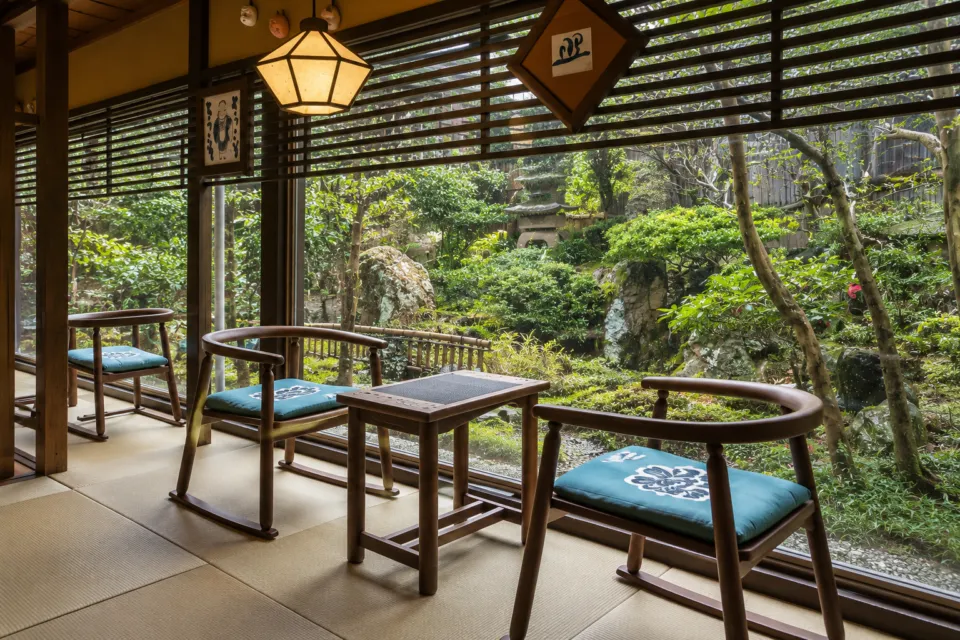 岩井屋の庭園を望むティーラウンジ