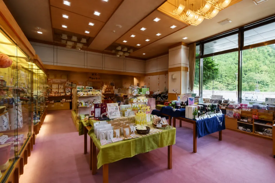 祖谷渓温泉 ホテル秘境の湯の徳島や四国のお土産が並ぶ館内売店