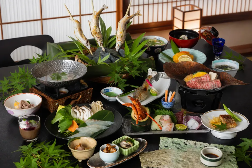 祖谷渓温泉 ホテル秘境の湯の阿波牛や鮎などを並べた会席料理の一例