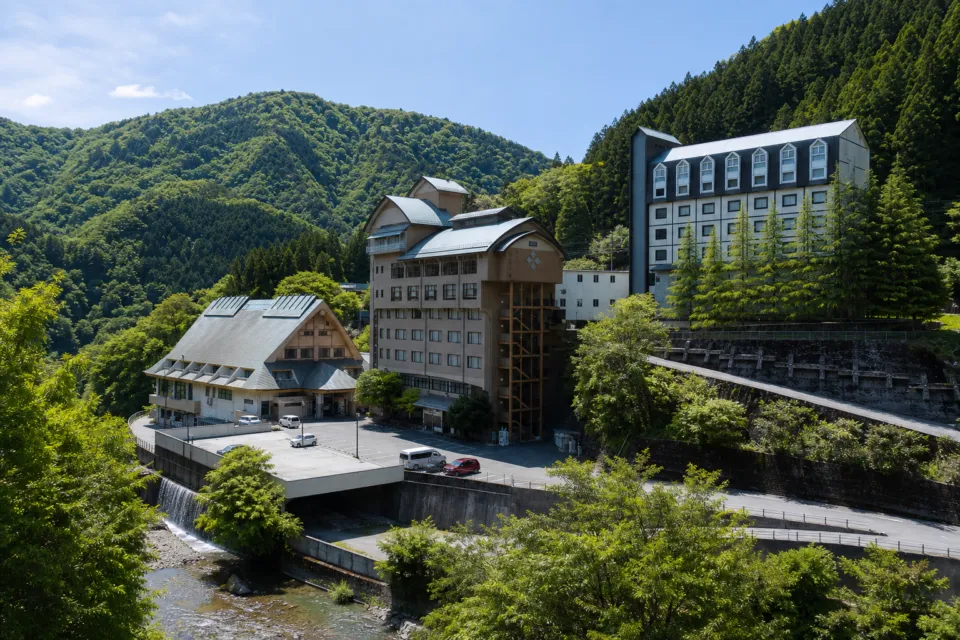 祖谷渓温泉 ホテル秘境の湯の緑深い祖谷の山あいに建つホテル秘境の湯の全景