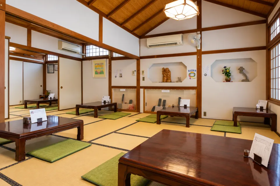 出雲そば 荒木屋の座敷席が並ぶ店内