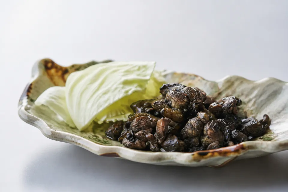 地鶏炭火焼 粋仙の炭火焼ももの盛り付け