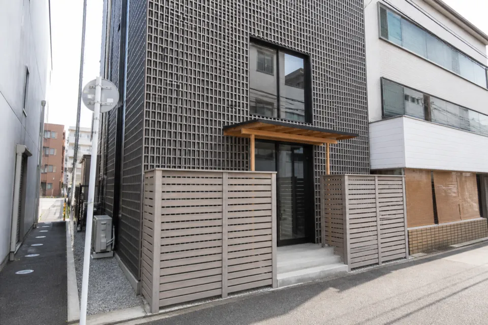 地鶏炭火焼 粋仙の格子壁が特徴的な店舗外観
