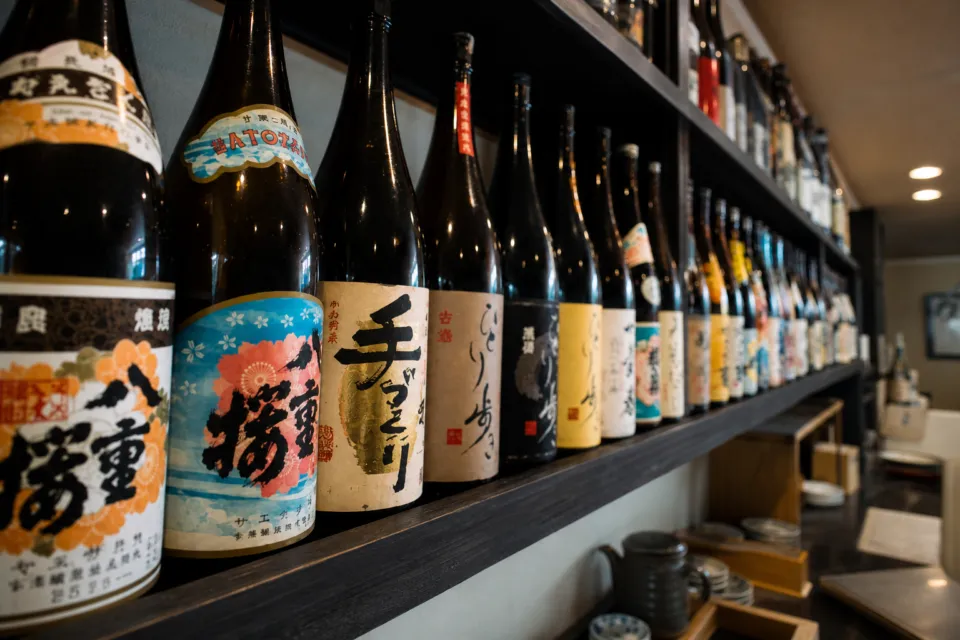 地鶏炭火焼 粋仙の宮崎焼酎が並ぶ棚