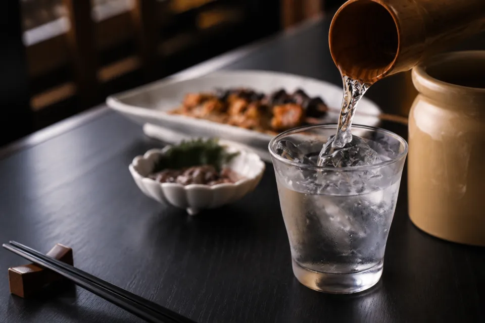 地鶏炭火焼 粋仙の焼酎を注ぐグラス