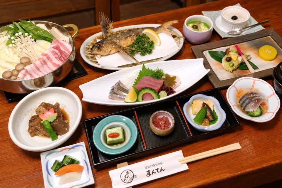 縄文の宿まんてんの魚料理や刺身を盛り込んだ夕食会席