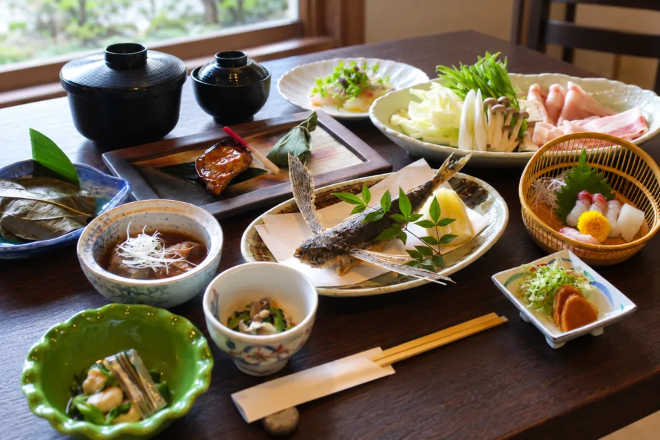 縄文の宿まんてんの屋久島の食材を盛り込んだ夕食会席