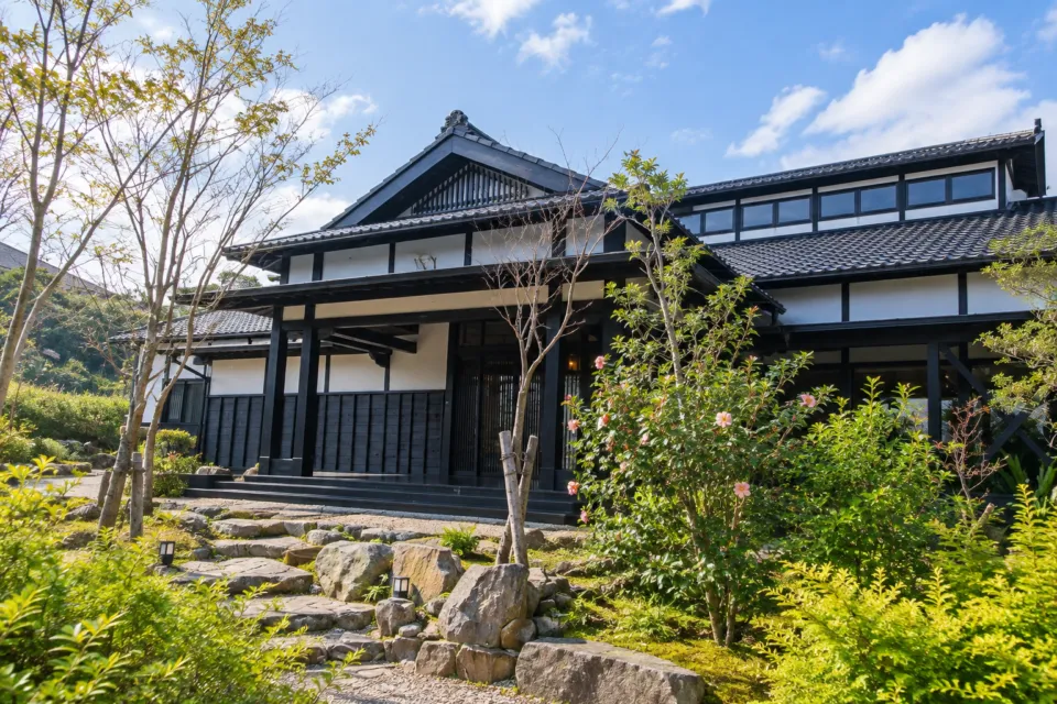 縄文の宿まんてんの緑に囲まれた外観