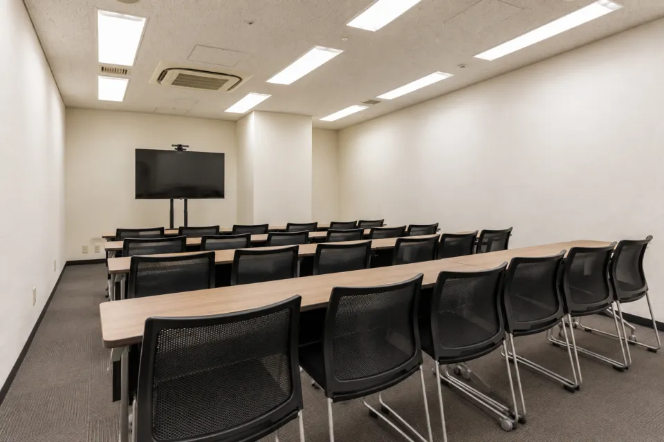 JR東日本ホテルメッツ 宇都宮の長机と椅子を備えた会議室