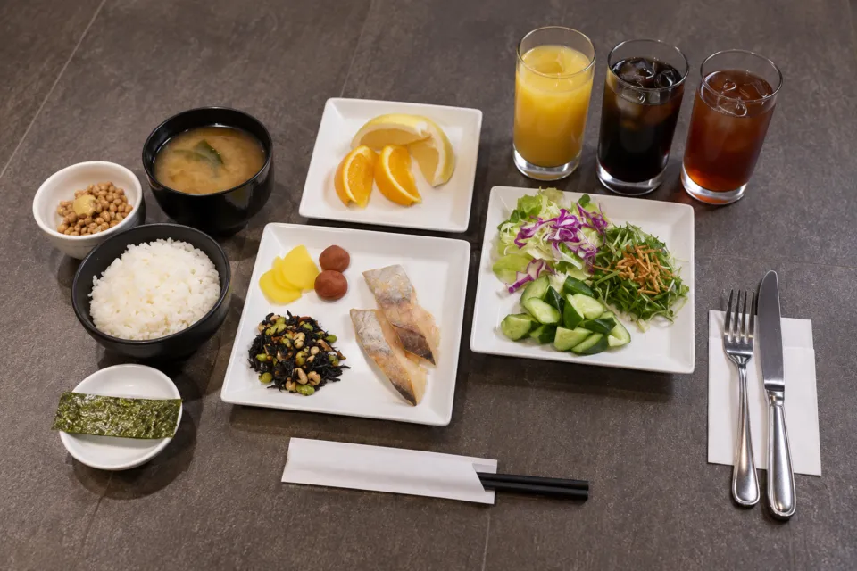 JR東日本ホテルメッツ 宇都宮のご飯と魚料理などを盛り付けた朝食