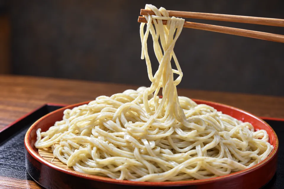 十割そば たからやの箸で持ち上げた蕎麦