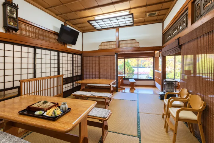十割そば たからやの古民家を改装した座敷席とテーブル席