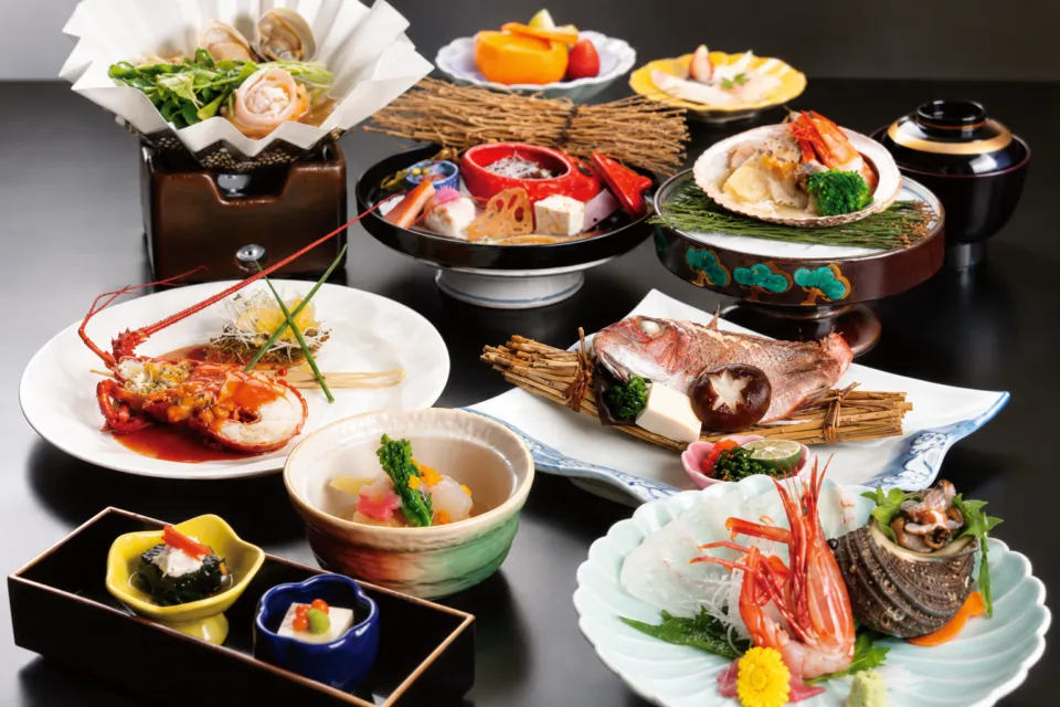 活魚料理専門旅館 あたらし屋の会席料理の盛り合わせ