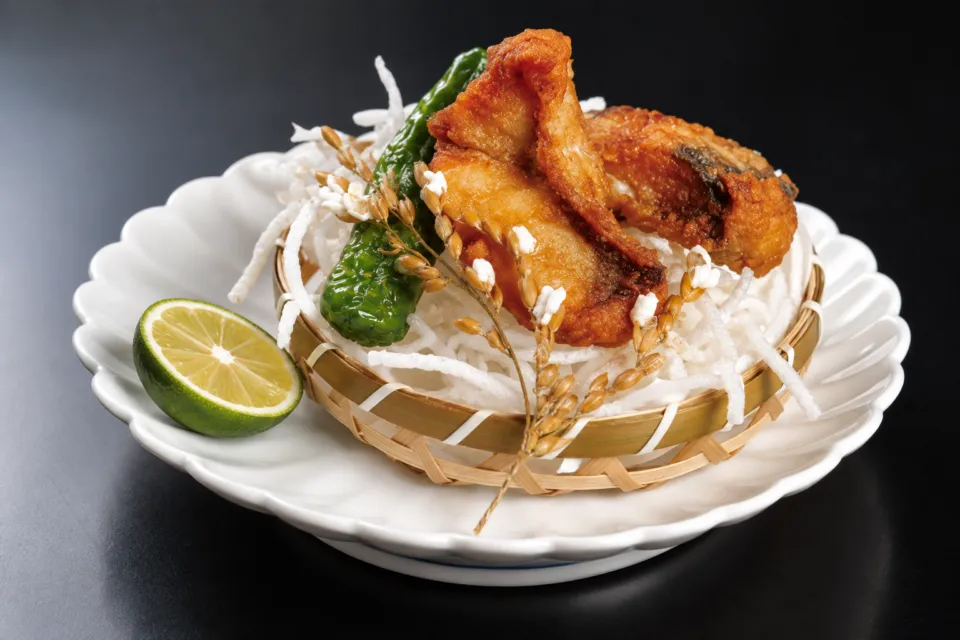 活魚料理専門旅館 あたらし屋の白い皿に盛られた揚げ物