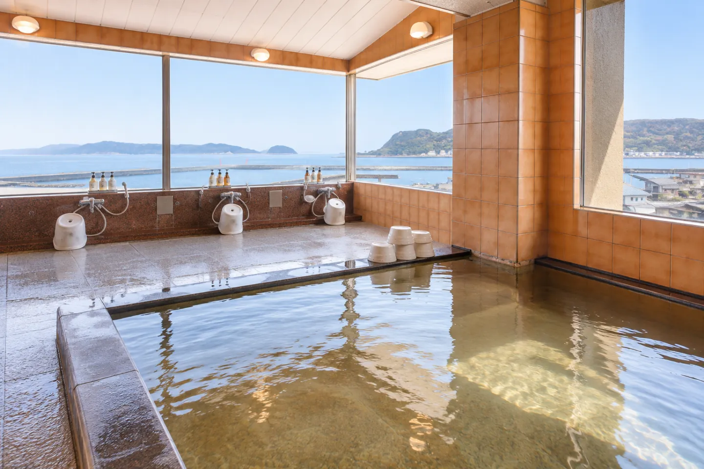 活魚料理専門旅館 あたらし屋の海を望む展望大浴場