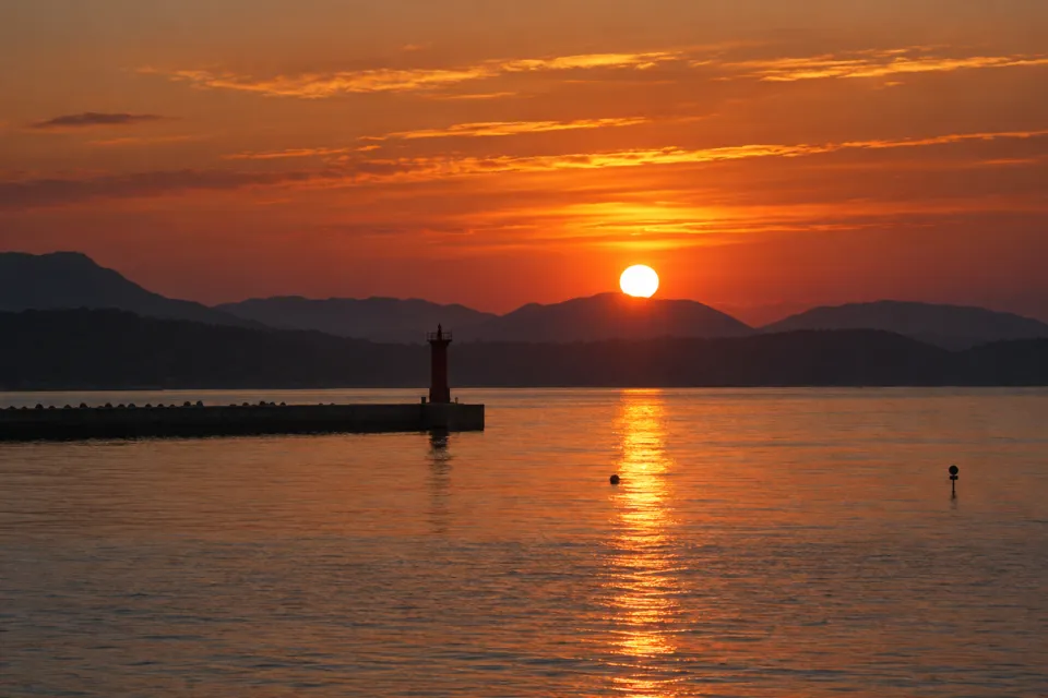 活魚料理専門旅館 あたらし屋の海に沈む夕日