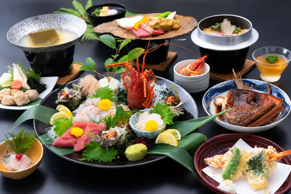 加太海月の伊勢海老や刺身、焼き物を並べた会席料理