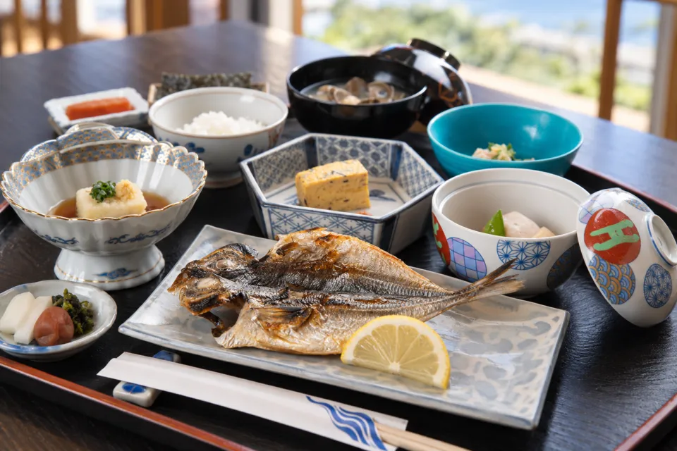 かいひん荘鎌倉の焼魚や卵焼きの和朝食
