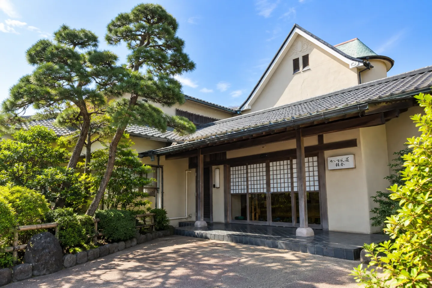 かいひん荘鎌倉の正面外観