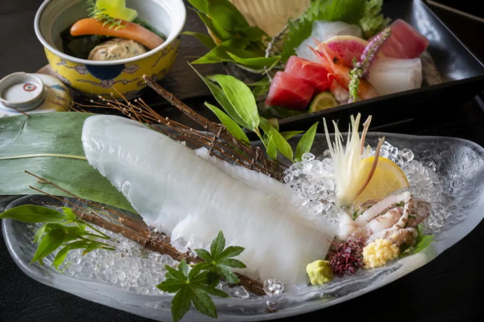 皆生つるやの白いかの姿造りと海鮮料理
