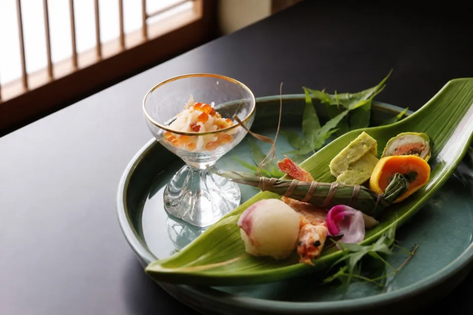 皆生つるやの季節の食材を彩りよく盛り付けた前菜