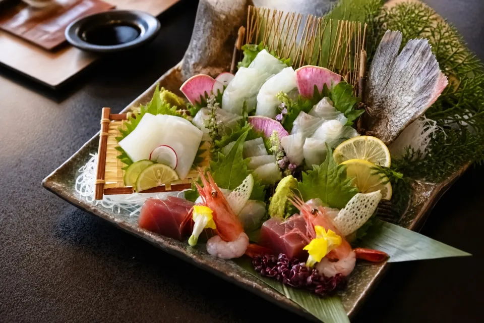 皆生つるやの料理人が盛り付ける海鮮料理