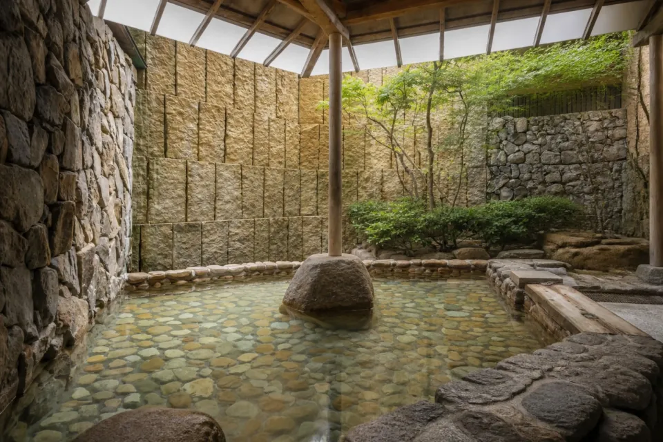 皆生つるやの石壁と緑に囲まれた露天風呂