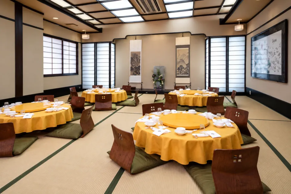 中国料理館 会楽園の黄色いクロスの円卓席