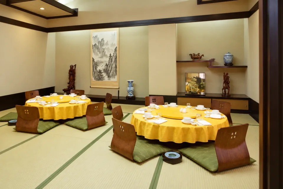 中国料理館 会楽園の黄色い円卓を配した小和室