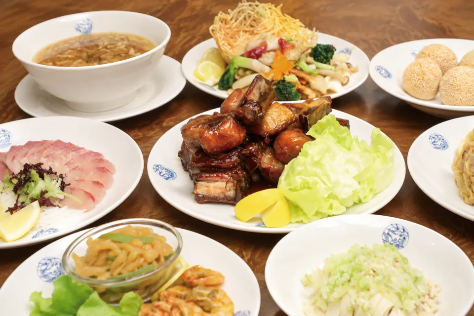 中国料理館 会楽園のテーブルに並ぶコース料理の一例