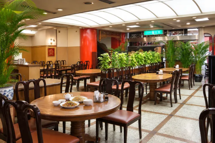 中国料理館 会楽園の1階のテーブル席と食卓