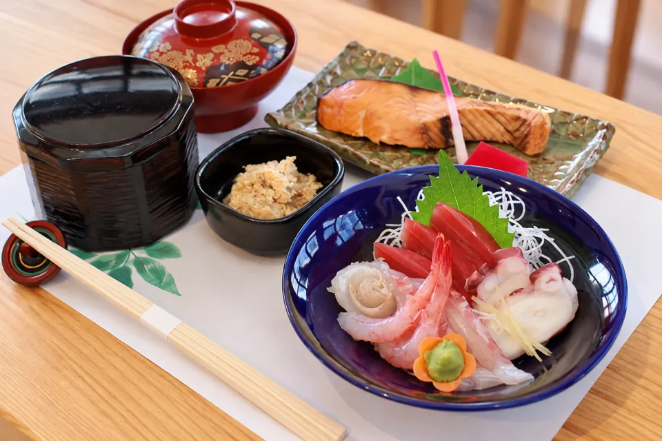 海鮮一鰭の塩引鮭と刺身を味わううおや塩引御膳