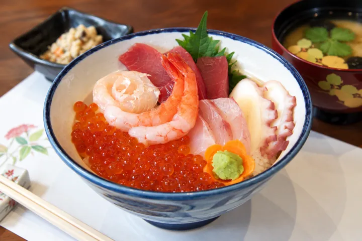 海鮮一鰭の鮮魚とはらこを盛り付けた海鮮はらこ丼