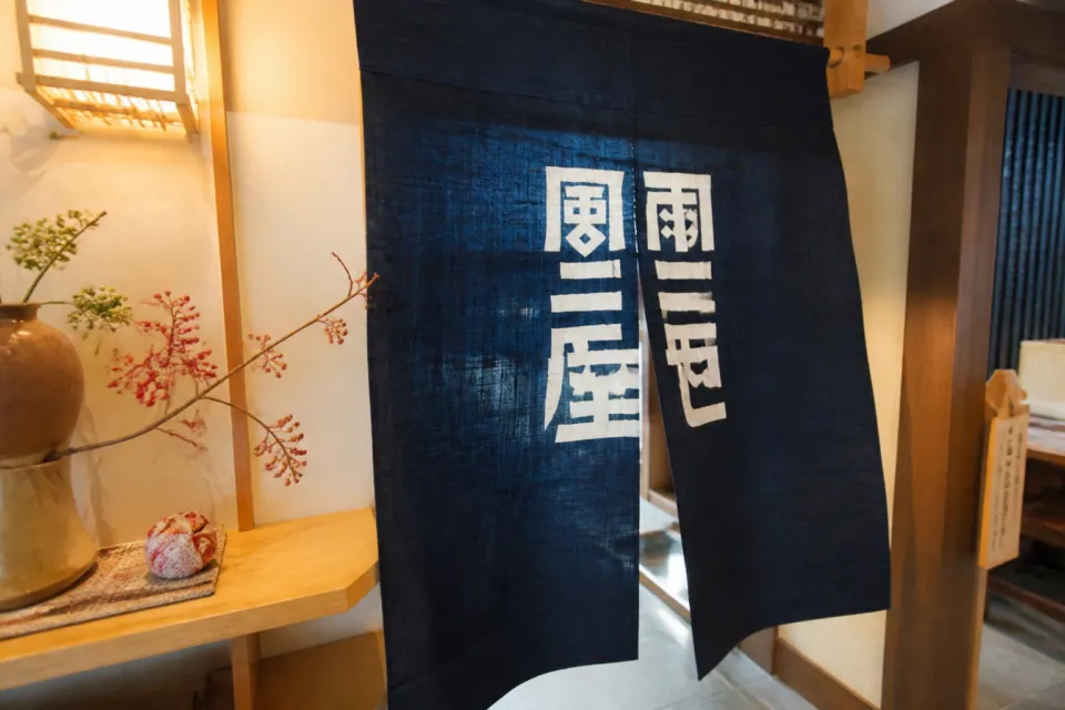 嘉司屋の店内にある宮沢賢治ゆかりの掲示