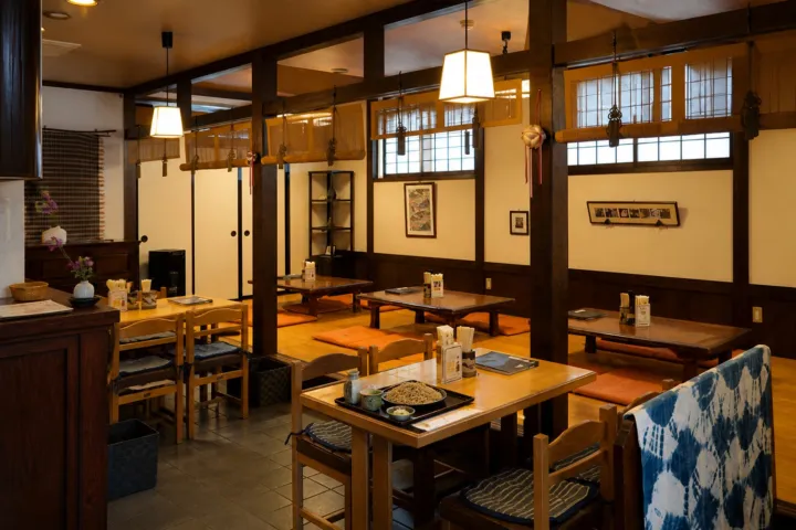 嘉司屋の木の温もりを感じる店内