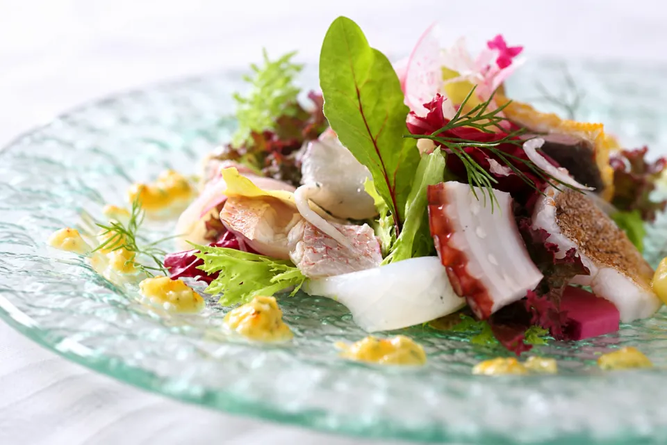 鎌倉パークホテルの魚介と野菜を盛り付けた料理